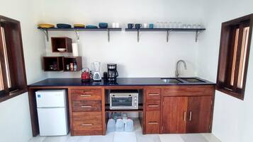 Een koelkast, een oven, een koffiezetapparaat/waterkoker, een waterkoker