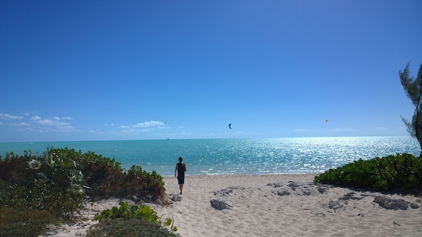 Nära stranden, solstolar och strandhanddukar