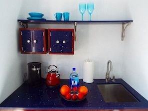 Kylskåp, ugn, kaffe- och tebryggare och vattenkokare