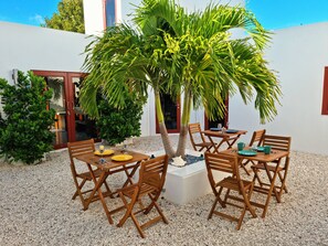 تناول الطعام بالخارج