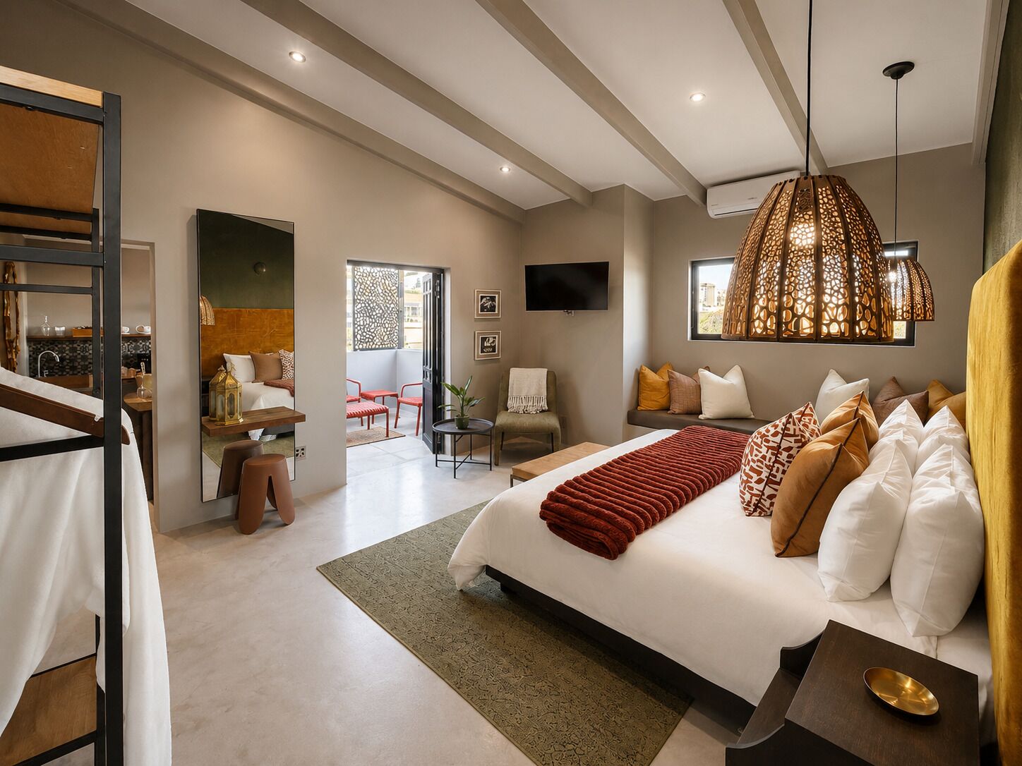 Minibar, in-room safe, WiFi (free), bed sheets