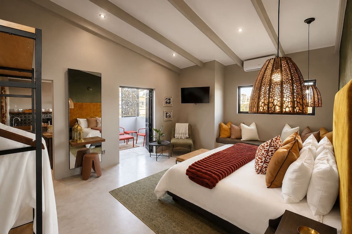 Minibar, in-room safe, WiFi (free), bed sheets