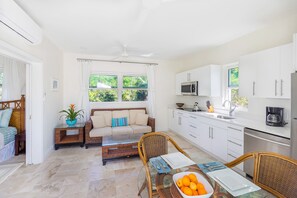 Een koelkast, een microgolfoven, een kookplaat, een vaatwasser