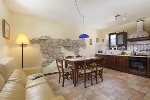 City-House | Wohnbereich | LCD-Fernseher, Kamin