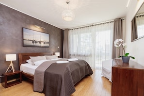 1 bedroom, bed sheets - Apartment Obopolna Krakow by Renters (Kraków)