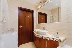 Studio, Balcony | Bathroom | Towels