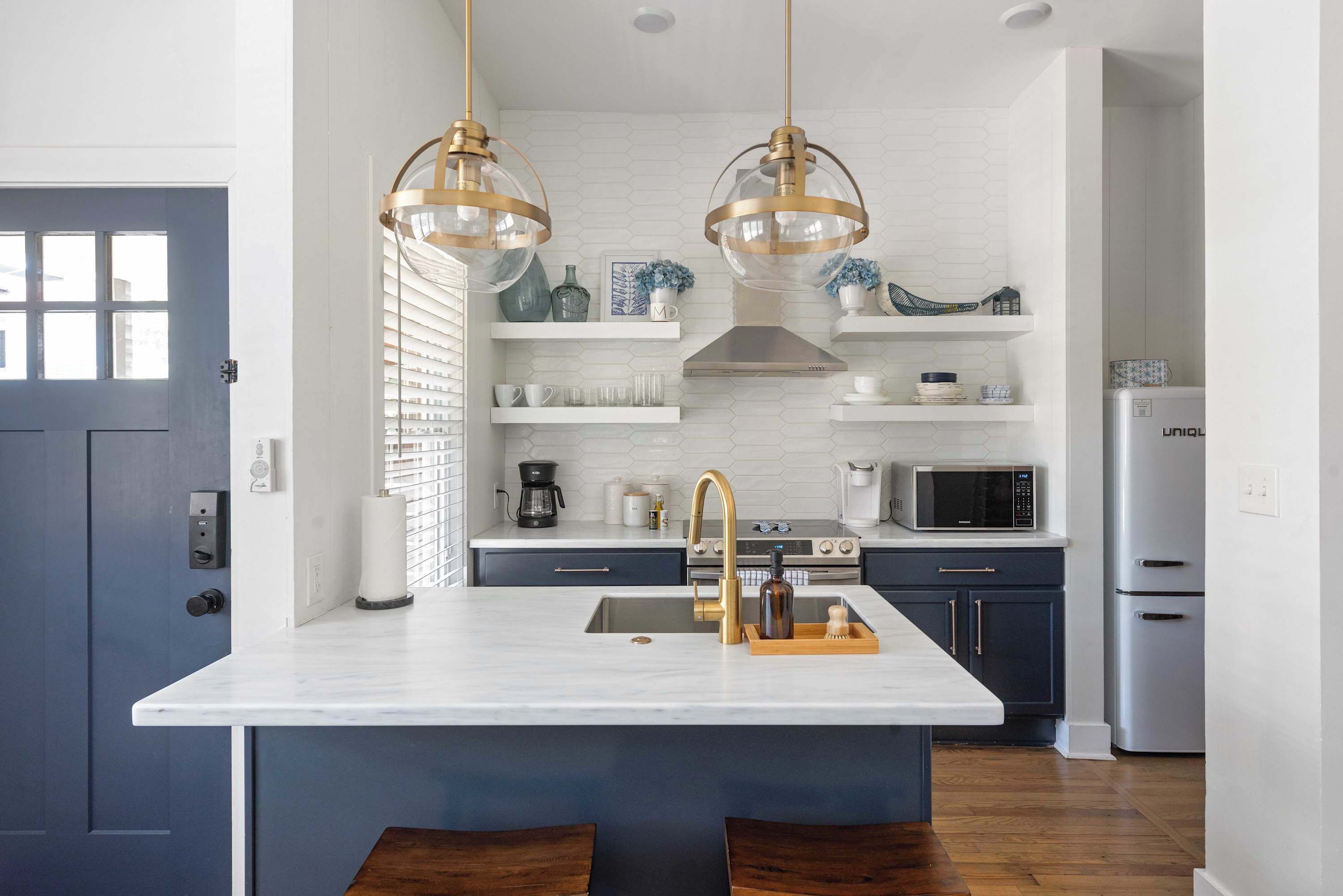 冷蔵庫、電子レンジ、オーブン、コンロ