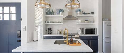 冷蔵庫、電子レンジ、オーブン、コンロ