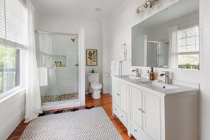 Tina, secadora de cabello, toallas 