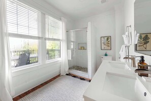 Bathtub, hair dryer, towels - Edgy Overlook (Atlanta)