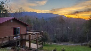 A cabin with a deck and a mountain view. - Majestic Peak - Mountain Views and Lake Access (Butler)
