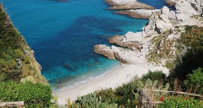 Casa Antonia, for 4 people, with sea view and access to the beach