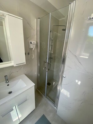 City Studio | Bathroom | Shower, free toiletries, hair dryer, towels - Studios IM (Dubrovnik)