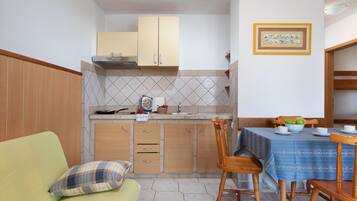 Full-size fridge, stovetop, coffee/tea maker, electric kettle