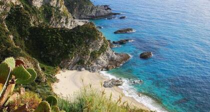 Casa Lampedusa, for 2 people, with sea view, shared pool and access to the beach