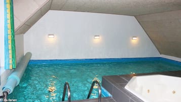 Una piscina techada, una piscina climatizada