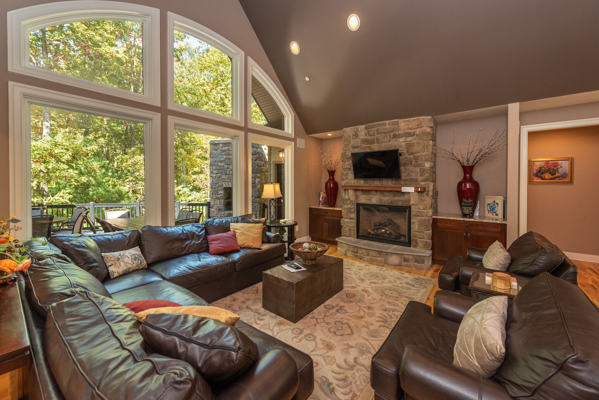 Woodland Chalet: Lake Access, Private Indoor Pool, 2 Hot Tubs!