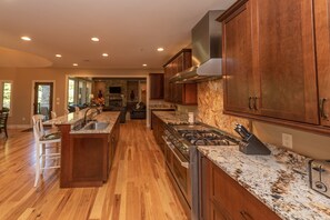 Mikrowelle, Ofen, Geschirrspüler, Wasserkocher mit Kaffee-/Teezubehör