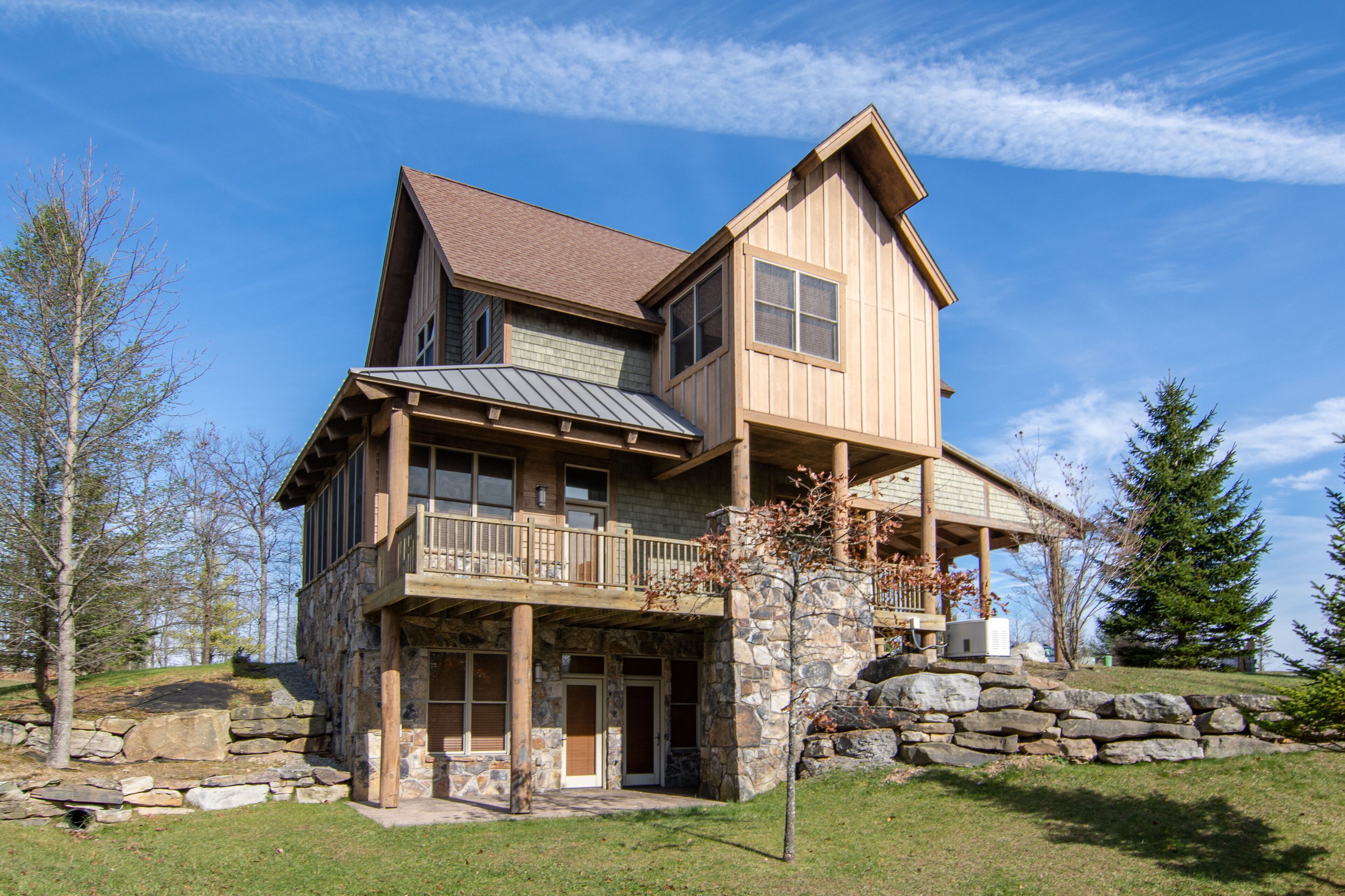 Lucky Number 8: Lake Area, Fireplace, A/C, Community Amenities!