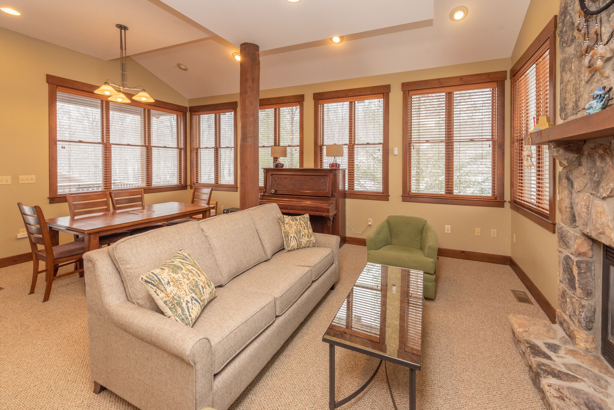 Lucky Number 8: Lake Area, Fireplace, A/C, Community Amenities!