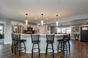 Kylskåp, mikrovågsugn, ugn och diskmaskin