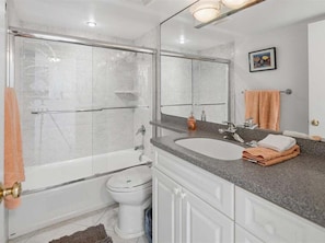 Bathtub, hair dryer, towels - Beachfront 2BR/2BA condo with pool, wifi, and Gulf views. (Marco Island)