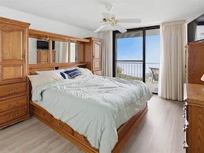 2 bedrooms, iron/ironing board, free WiFi, bed sheets - Beachfront 2BR/2BA condo with pool, wifi, and Gulf views. (Marco Island)