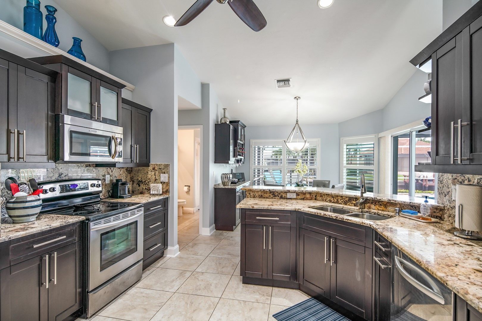 Kühlschrank, Mikrowelle, Ofen, Geschirrspüler