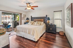 3 bedrooms, iron/ironing board, WiFi, bed sheets - Vacation Island Style at this Stylish and Sleek Waterfront Pool Home (Marco Island)