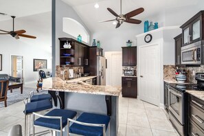 Een koelkast, een magnetron, een oven, een vaatwasser