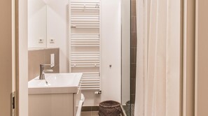 Shower - Plum Guide - Brush Strokes (Berlin)