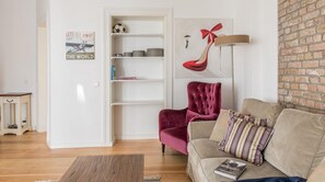 Living area - Plum Guide - Brush Strokes (Berlin)