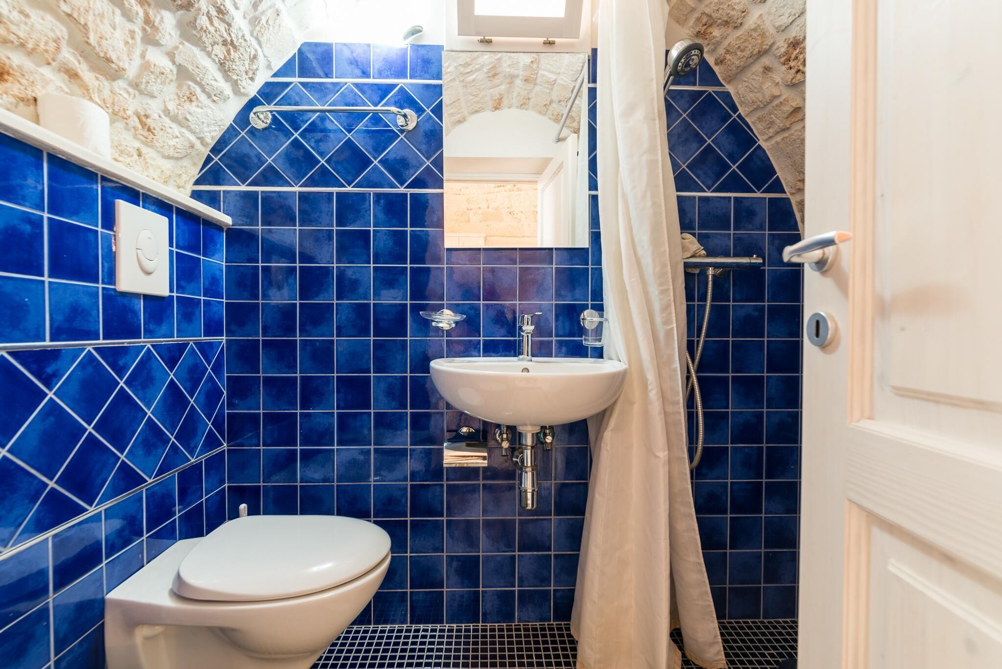 Civico 54, The Little White Houses