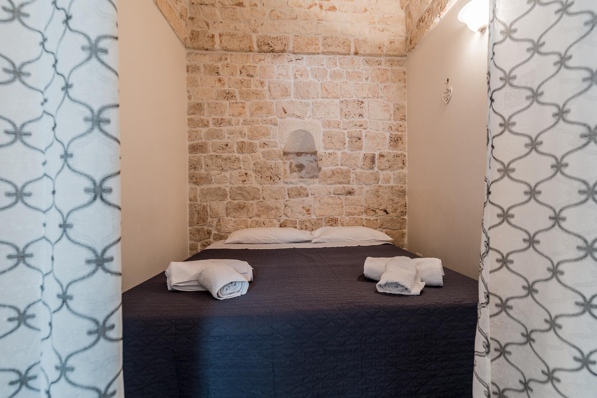 Civico 54, The Little White Houses