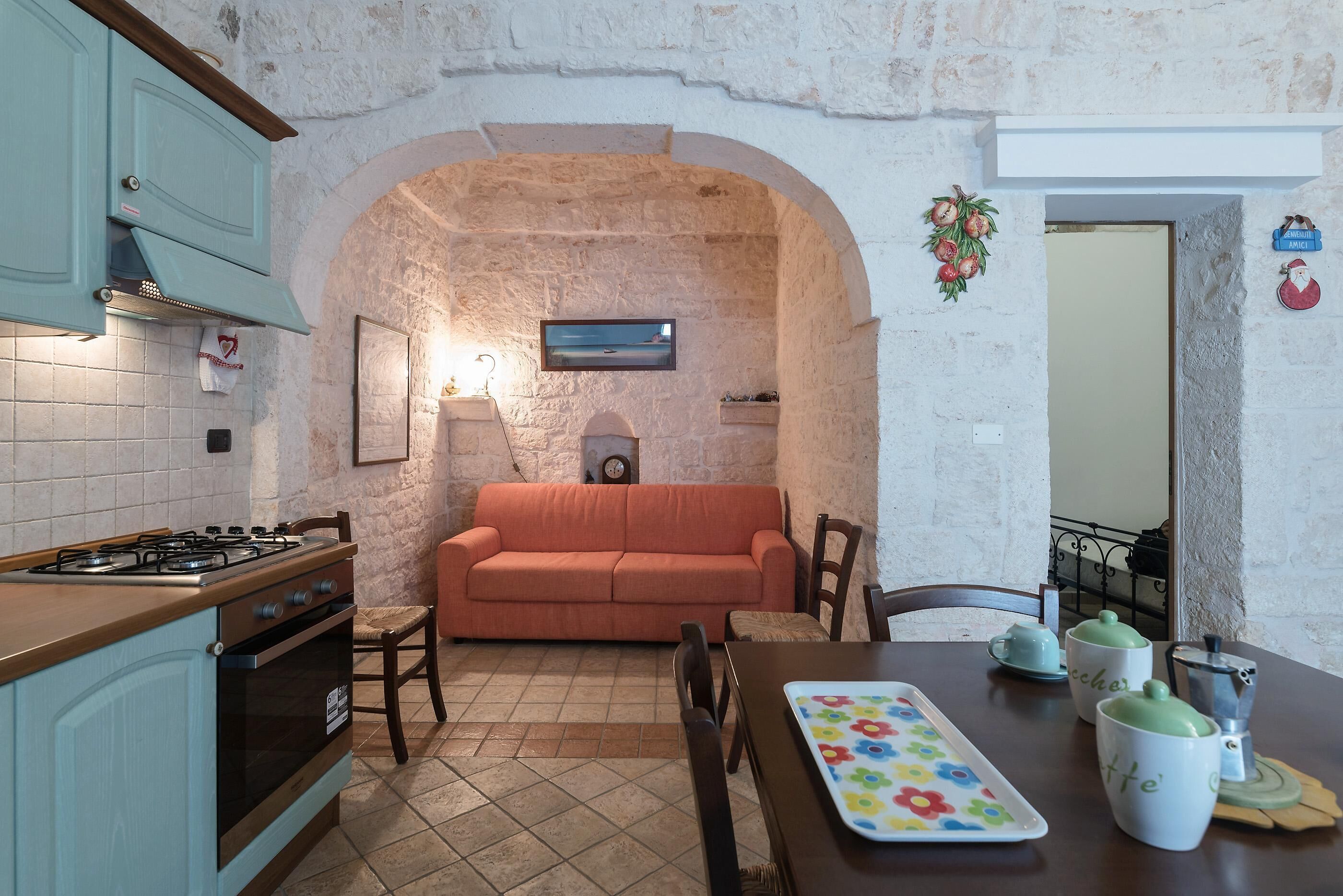 Civico 15, The Little White Houses