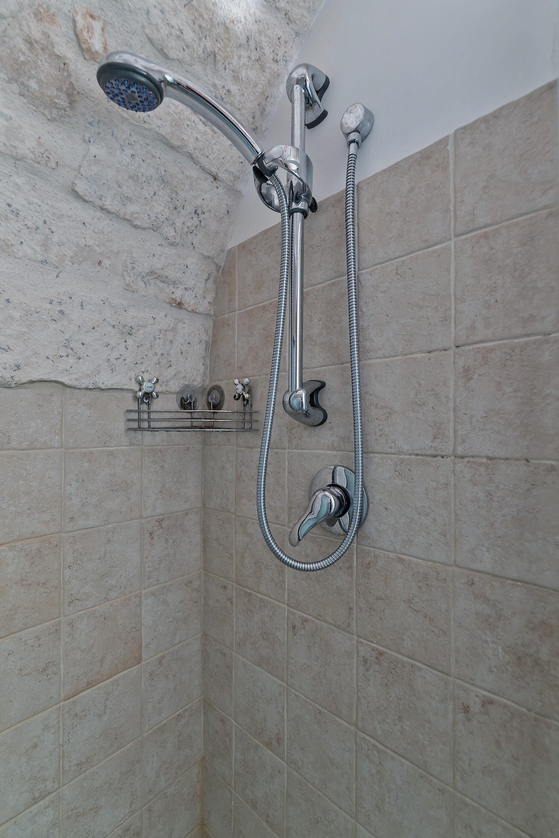 Civico 15, The Little White Houses