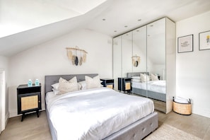 1 bedroom, desk, iron/ironing board, WiFi