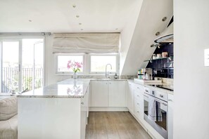 Kaffetrakter/tekoker, kjøleskap, mikrobølgeovn og ovn