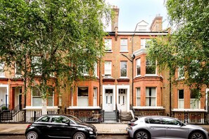 Exterior - The Luxury 'Treehouse' One bed Little Venice- by Out of Office Lifestyle (London)