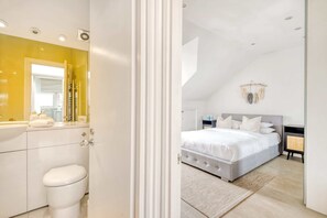 Shower, hair dryer, towels, shampoo - The Luxury 'Treehouse' One bed Little Venice- by Out of Office Lifestyle (London)