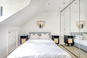 1 bedroom, desk, iron/ironing board, WiFi - The Luxury 'Treehouse' One bed Little Venice- by Out of Office Lifestyle (London)