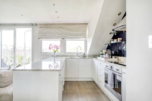 Fridge, microwave, oven, stovetop - The Luxury 'Treehouse' One bed Little Venice- by Out of Office Lifestyle (London)