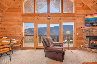 Gorgeous View Cabin. Hot Tub. Privacy. Fireplace. Pool & Fishing Access!