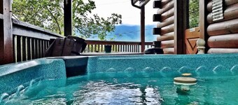 Gorgeous View Cabin. Hot Tub. Privacy. Fireplace. Pool & Fishing Access!