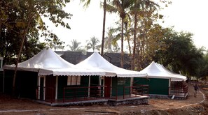 Lều Deluxe, 1 giường cỡ queen, cạnh núi | Két bảo mật tại phòng, bộ trải giường