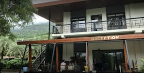 Quầy tiếp tân