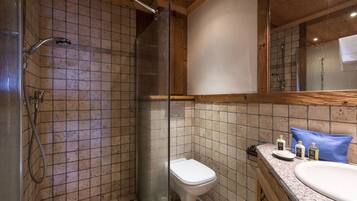 Quadruple Room | Bathroom | Bathtub, free toiletries, towels