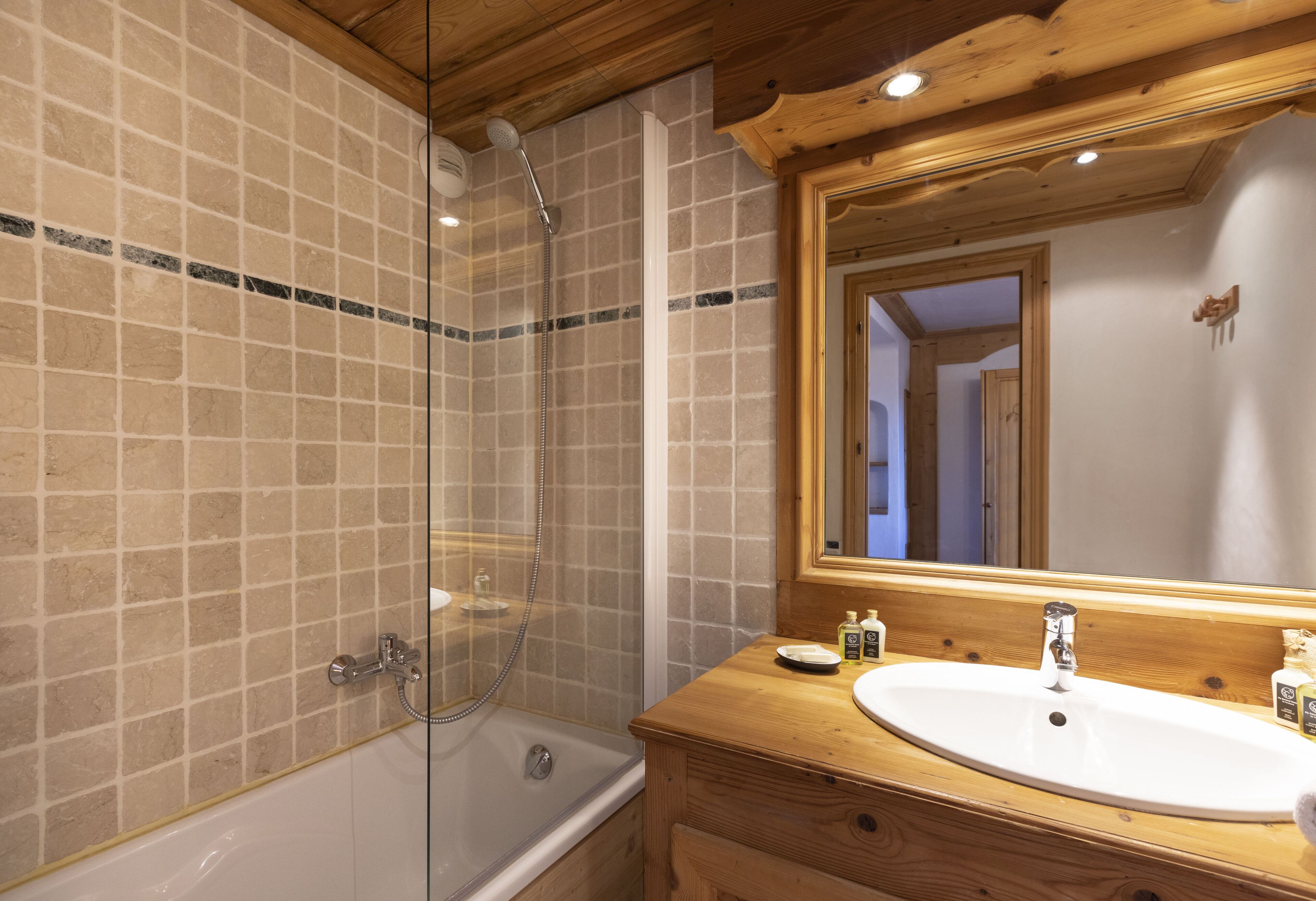 Double or Twin Room | Bathroom | Bathtub, free toiletries, towels