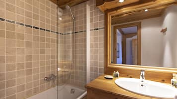 Double or Twin Room | Bathroom | Bathtub, free toiletries, towels