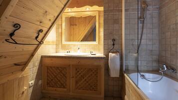 Habitación triple superior | Baño | Tina, amenidades de baño gratuitas, toallas